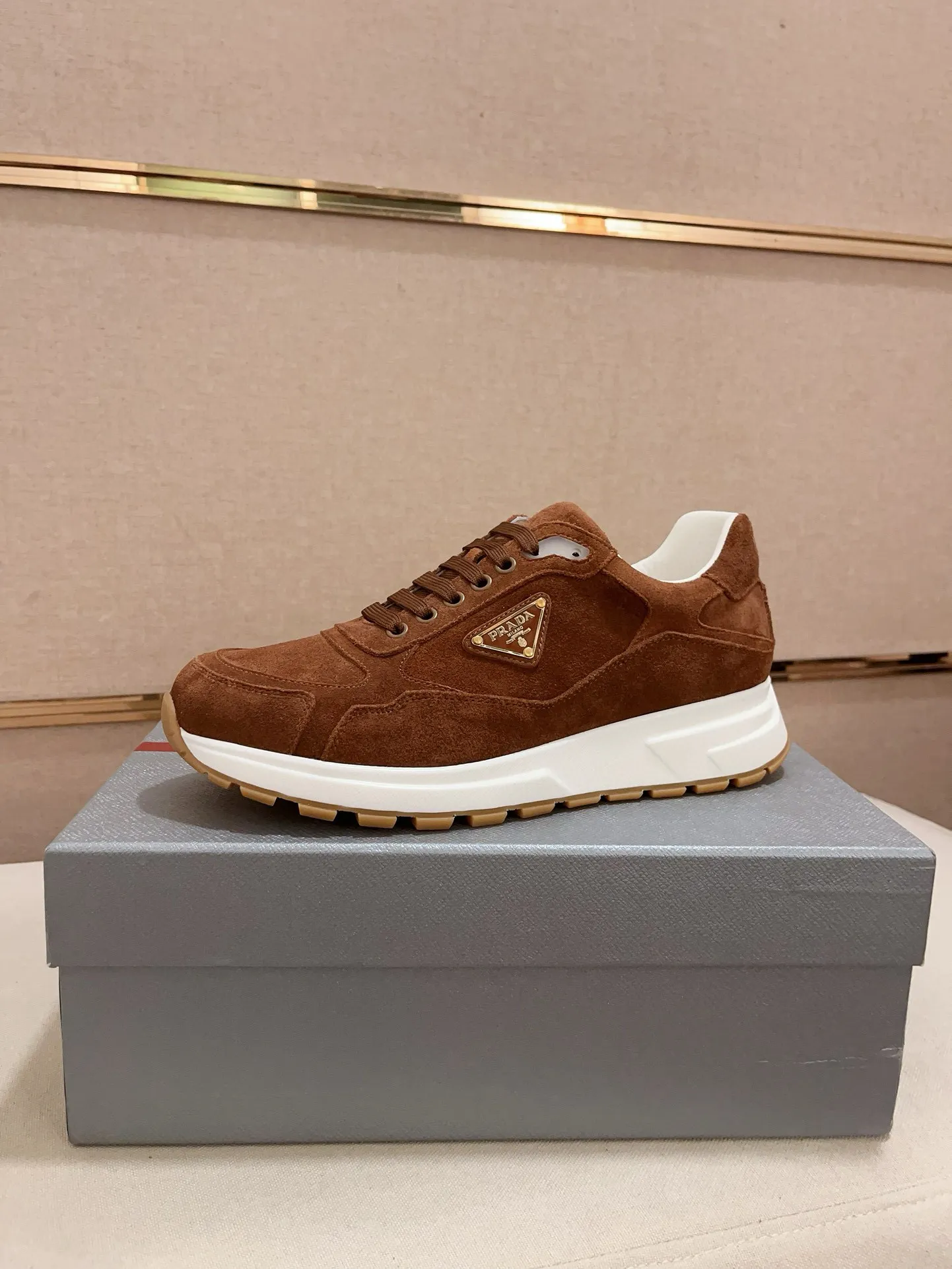 Men's shoes 💰 580💰 ✔️✔️✔️High-quality new PRADA counters are launched simultaneously. The new men's shoes and 😘 fabrics are made of selected first-layer cowhide with superb craftsmanship. Lining: Full cowhide lining. 👍🏿 High-end ☄️ air-cushion molded anti-slip rubber outsole, exquisite lines, simple and elegant, comfortable and high-end for leisure travel. Code number: 38 to 45 (can be customized to 46 to 47, non-refundable)
